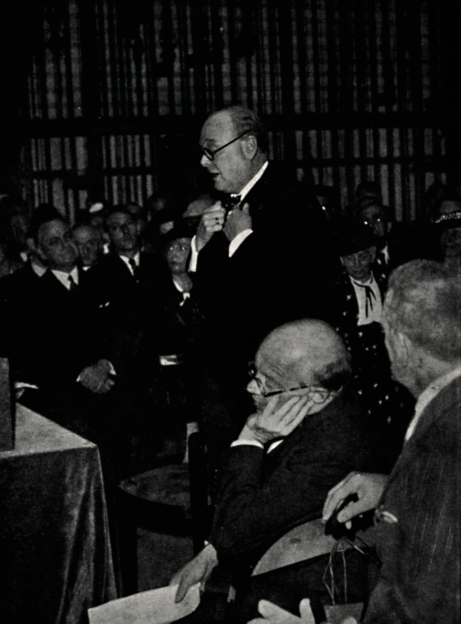 مخاطبة جمهور فرنسي ، 24 سبتمبر 1936 ، 1945. بواسطة غير معروف