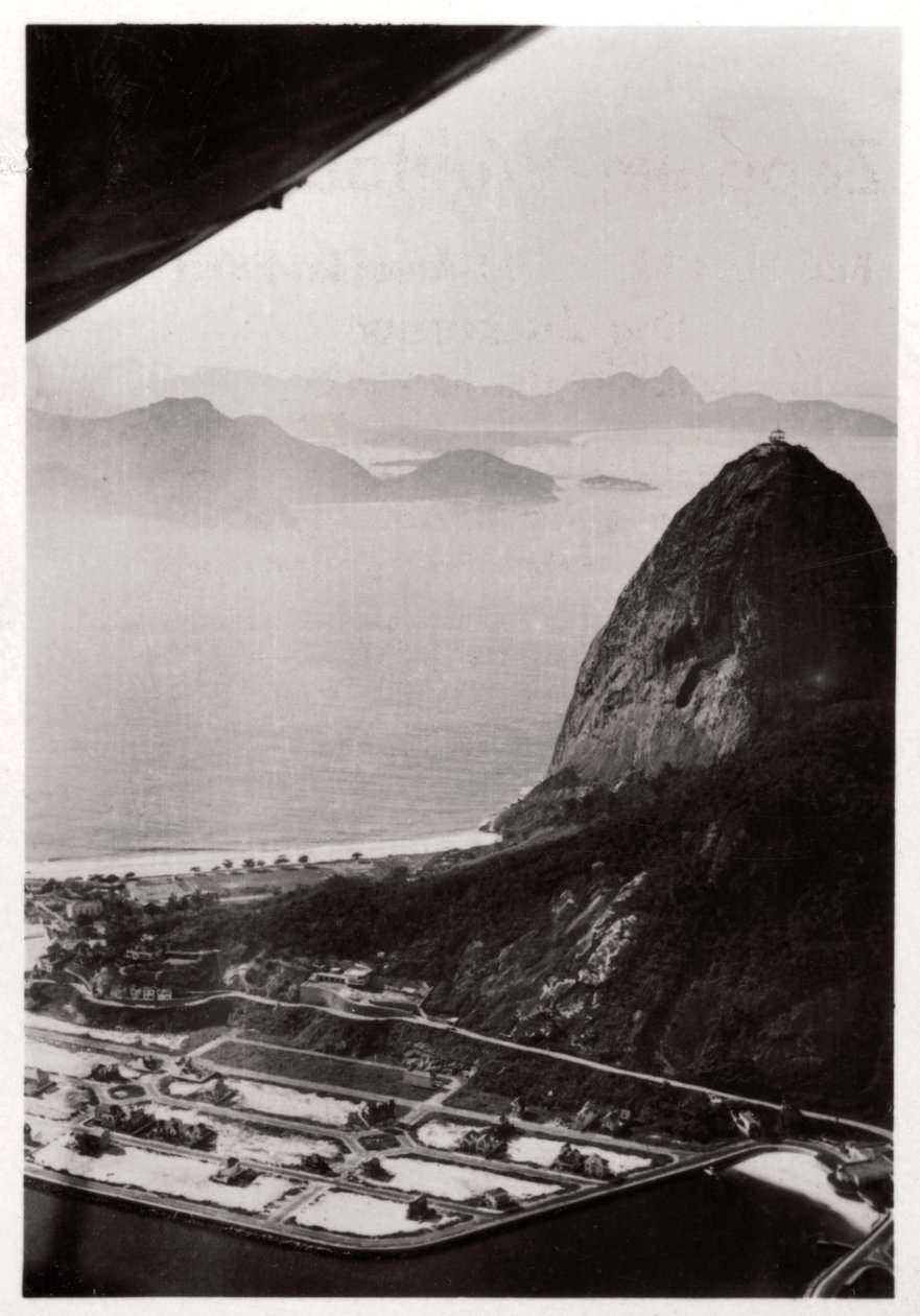 منظر جوي لجبل شوجار لوف ، ريو دي جانيرو ، البرازيل ، من زيبلين ، 1930 1933 بواسطة غير معروف
