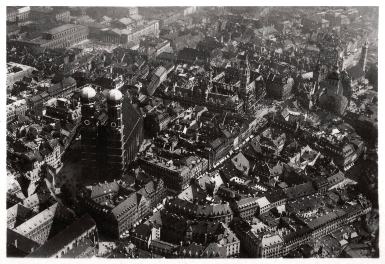منظر جوي ل Frauenkirche ، ميونيخ ، ألمانيا ، من Zeppelin ، c1931 1933 بواسطة غير معروف