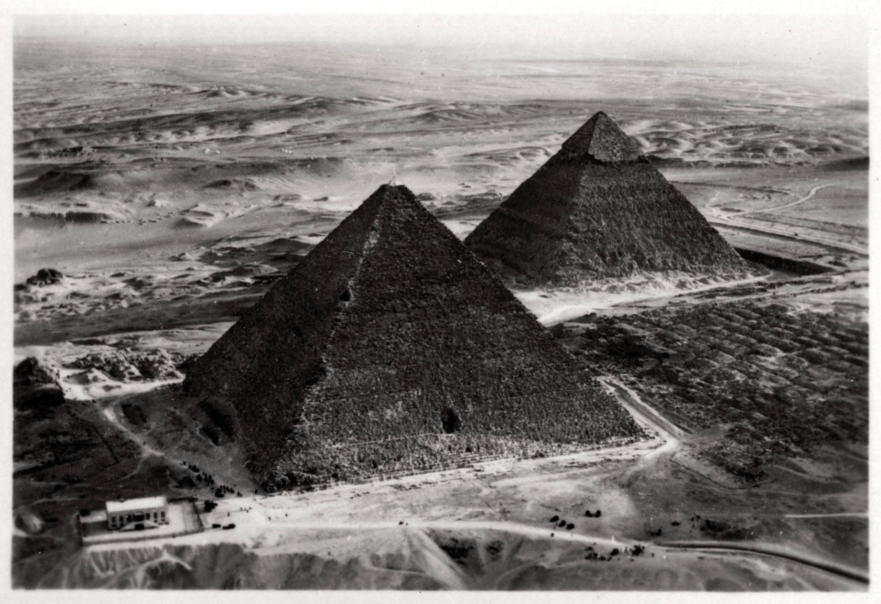 منظر جوي لأهرامات الجيزة ، مصر ، من زيبلين ، 1931 1933 بواسطة غير معروف