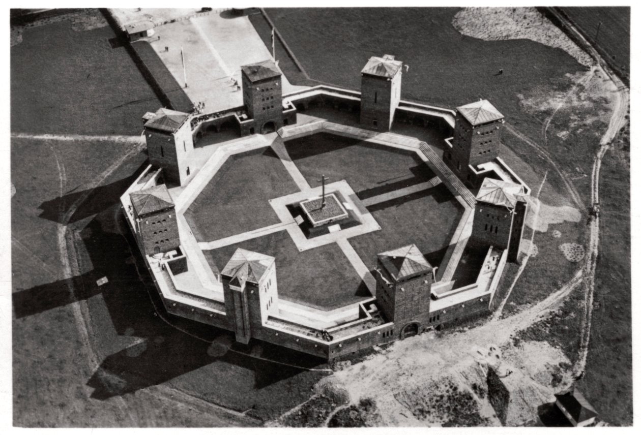 منظر جوي لنصب تانينبرغ التذكاري ، بالقرب من أولشتينك ، بولندا ، من زيبلين ، c1931 1933 بواسطة غير معروف