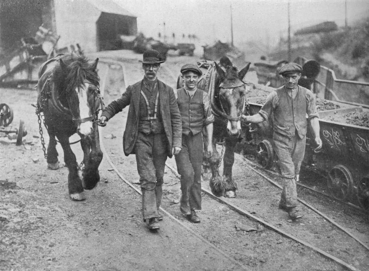 بعد التسوية: عمال المناجم يأخذون مهورهم إلى الحفرة ، 1915 بواسطة غير معروف