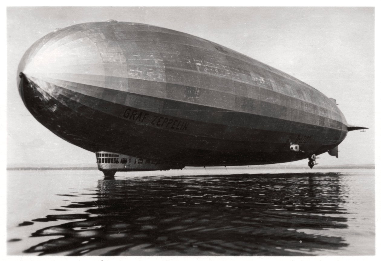 المنطاد LZ127 غراف زيبلين يهبط على بحيرة كونستانس ، ألمانيا ، 1933 بواسطة غير معروف