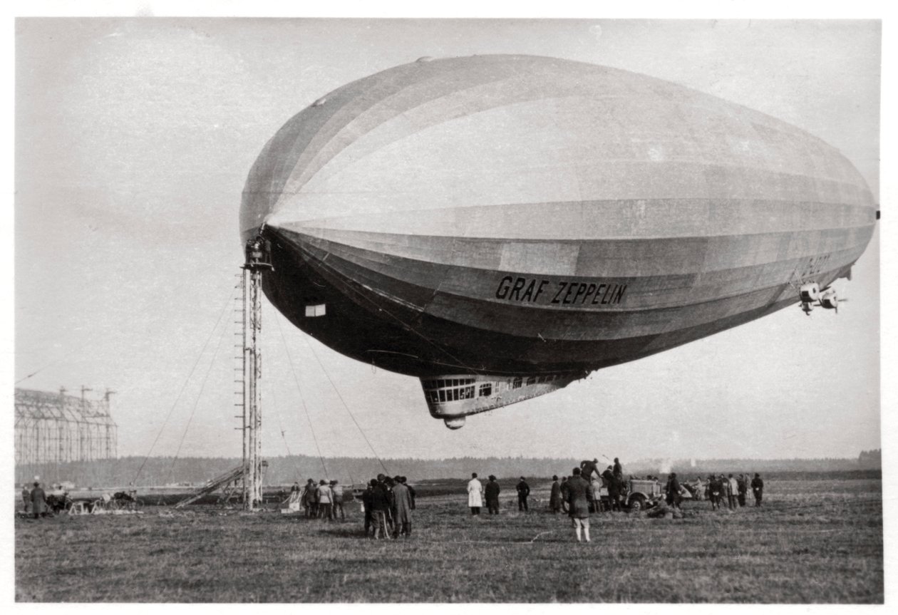 إرواء المنطاد LZ127 Graf Zeppelin الراسية في Loewental ، ألمانيا ، 1933 بواسطة غير معروف