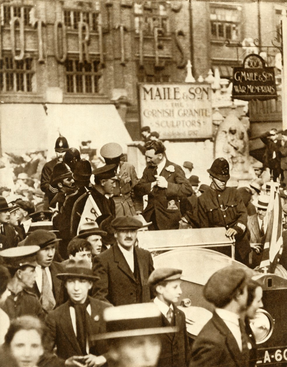 ألكوك وبراون ... بعد أول رحلة عبر المحيط الأطلسي بدون توقف ، لندن ، يونيو 1919 ، 1935. بواسطة غير معروف