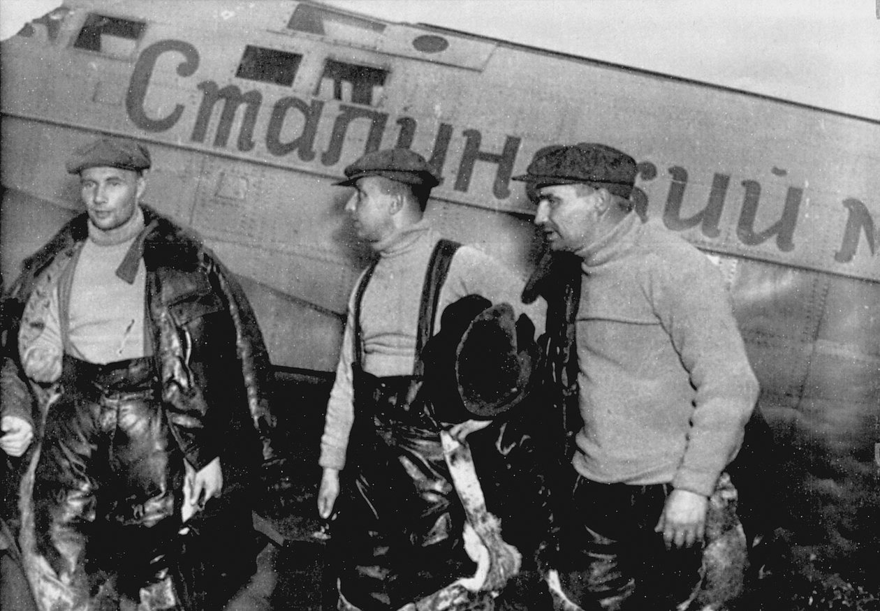 ألكسندر بيليكوف وجورجي بيدوكوف وفاليري تشكالوف على متن طائرتهم في 20 يونيو 1937 بواسطة غير معروف