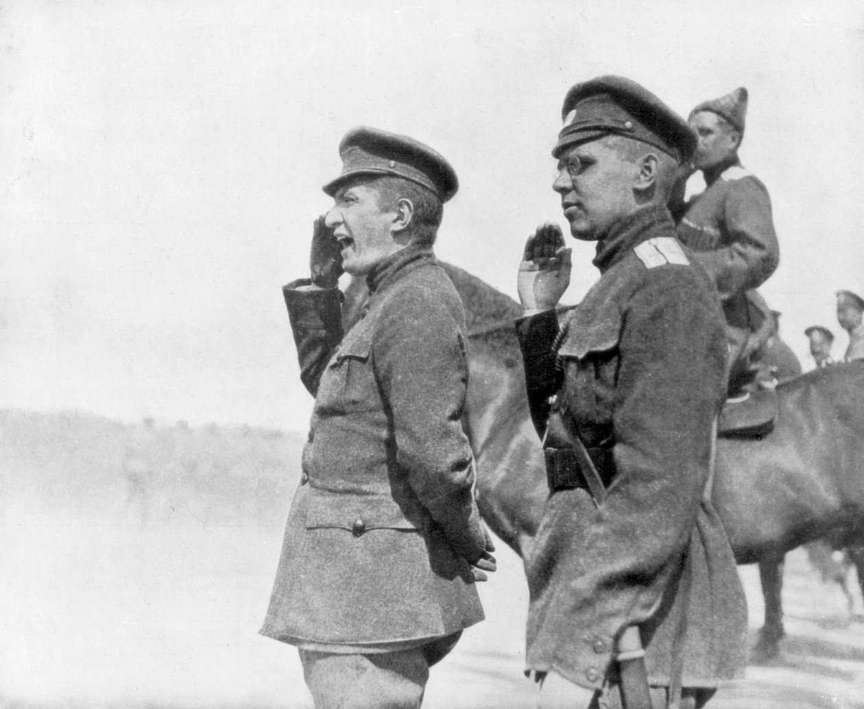 ألكسندر كيرينسكي أثناء مراجعة القوات الروسية ، الحرب العالمية الأولى ، 1917 بواسطة غير معروف