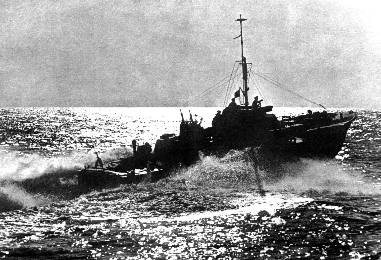 قارب طوربيدي متحرك في دورية قبالة الساحل الفرنسي ، 1944 بواسطة غير معروف