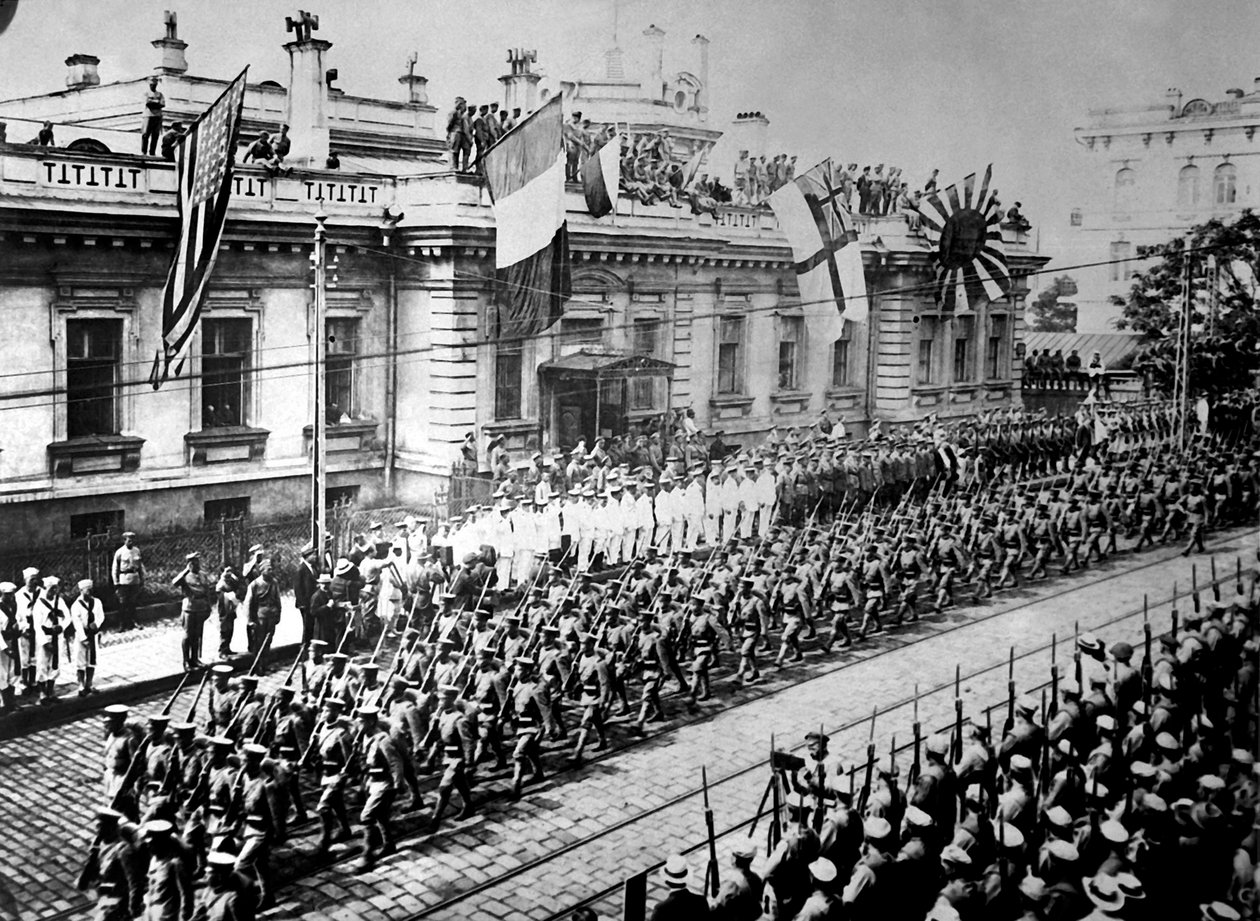 جنود الحلفاء والبحارة في فلاديفوستوك ، روسيا ، سبتمبر 1918 بواسطة غير معروف
