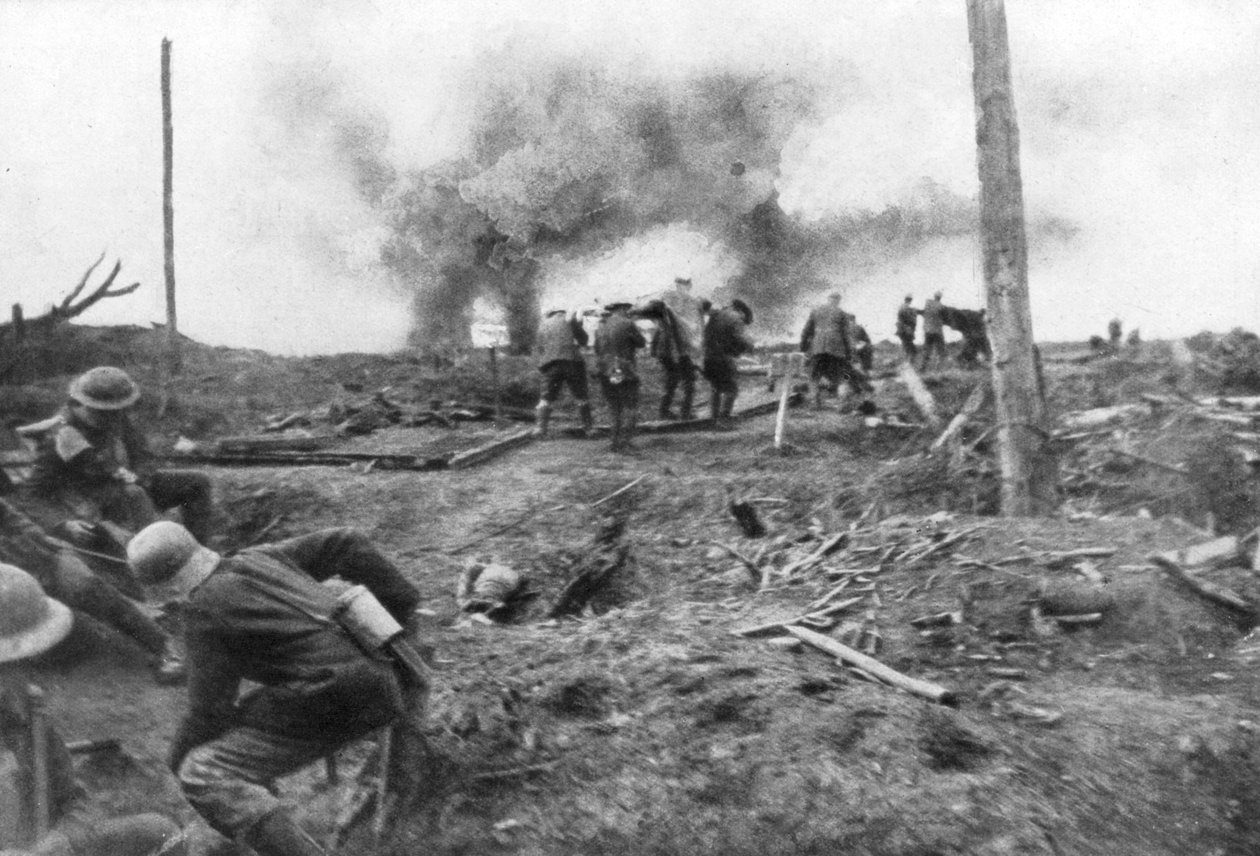 القوات المتحالفة والسجناء الألمان في طريق مينين ، بالقرب من إيبرس ، بلجيكا ، 30 أكتوبر 1917 بواسطة غير معروف