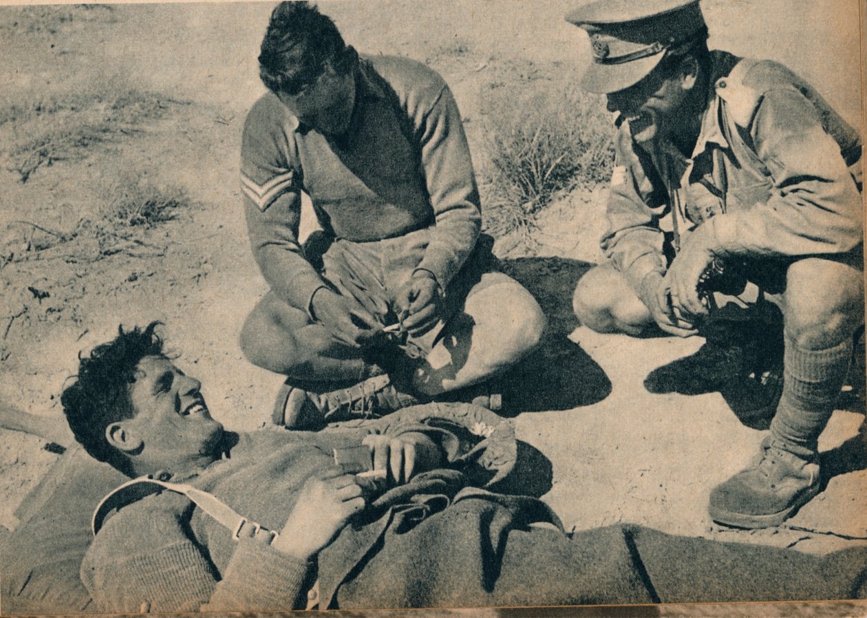 رجال الإسعاف مع مدفعي جريح مضاد للدبابات ، c1942 1944 بواسطة غير معروف