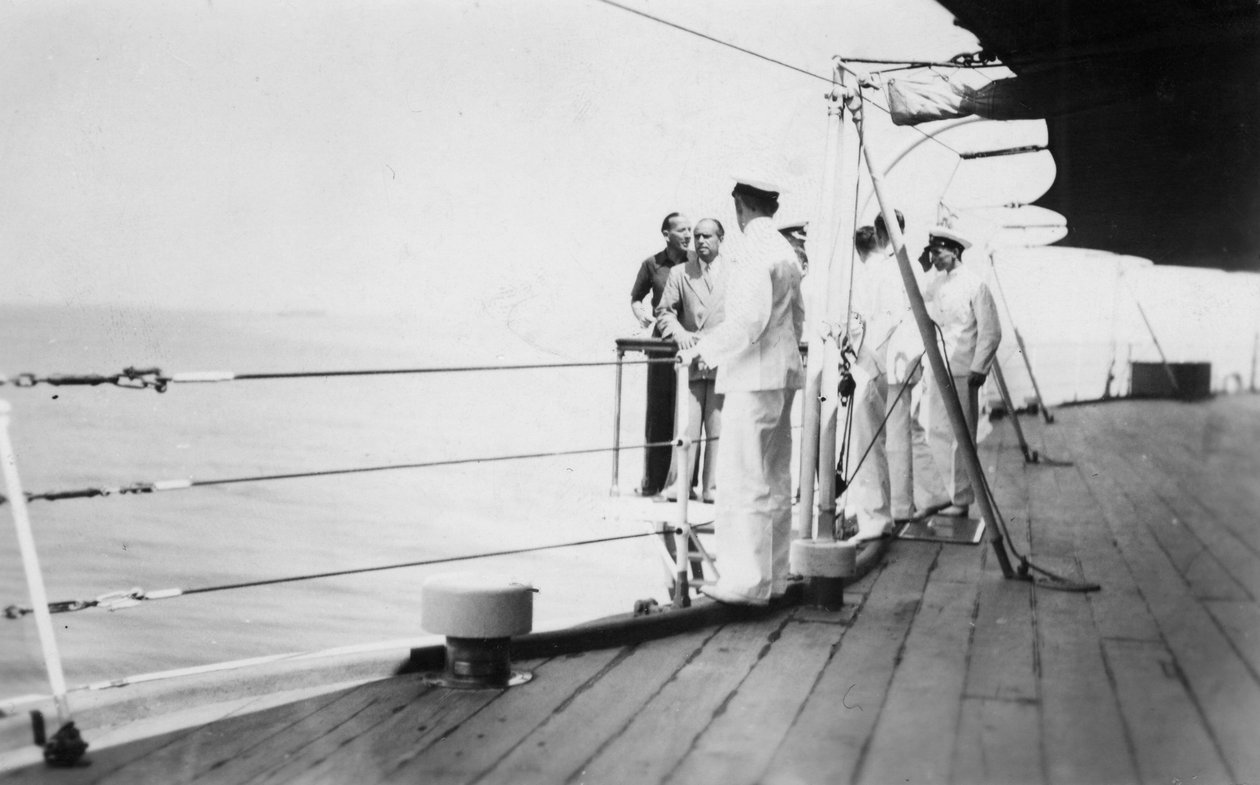 الممثل والمخرج الأمريكي دوغلاس فيربانكس ، الأب على متن HMS Malaya ، البندقية ، إيطاليا 1938 بواسطة غير معروف