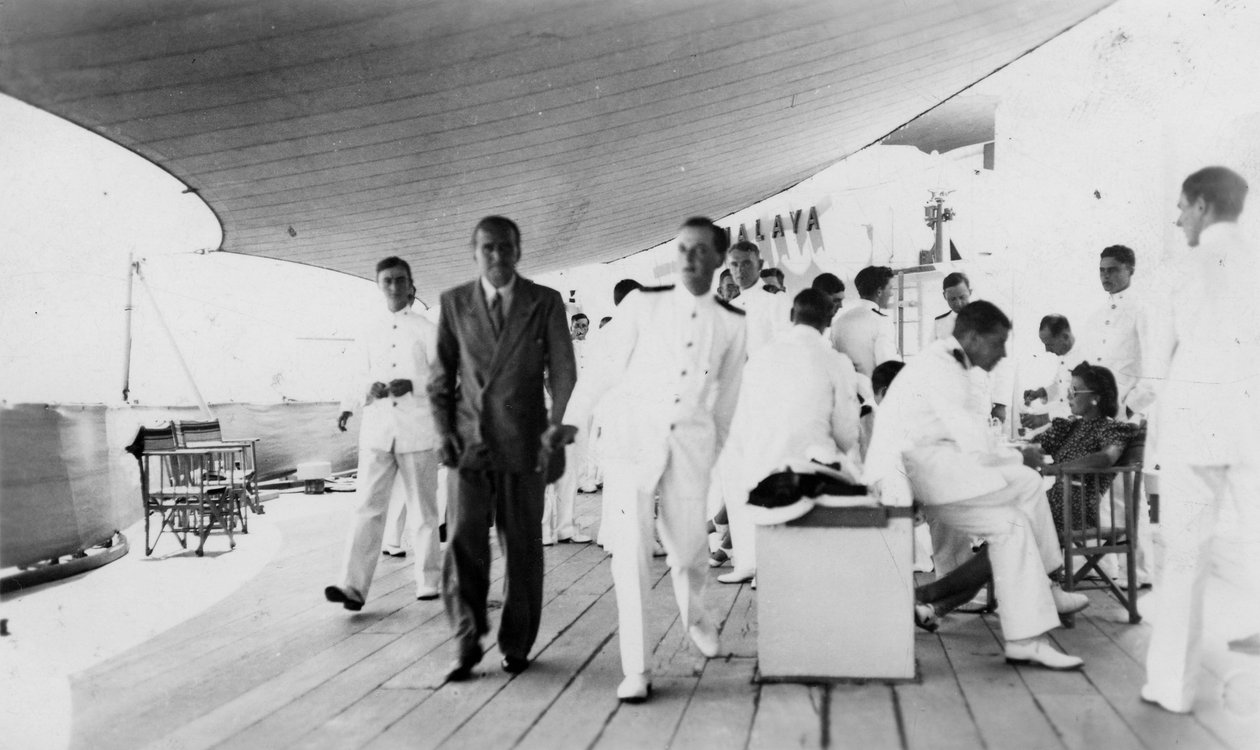 الممثل والمخرج الأمريكي دوغلاس فيربانكس ، الأب على متن HMS Malaya ، البندقية ، إيطاليا 1938 بواسطة غير معروف