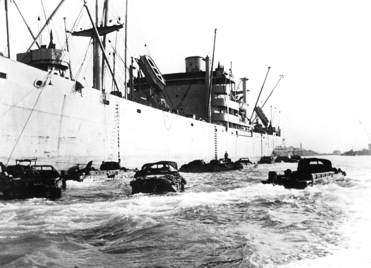المركبات البرمائية الأمريكية ، لوهافر ، فرنسا ، 1944 بواسطة غير معروف