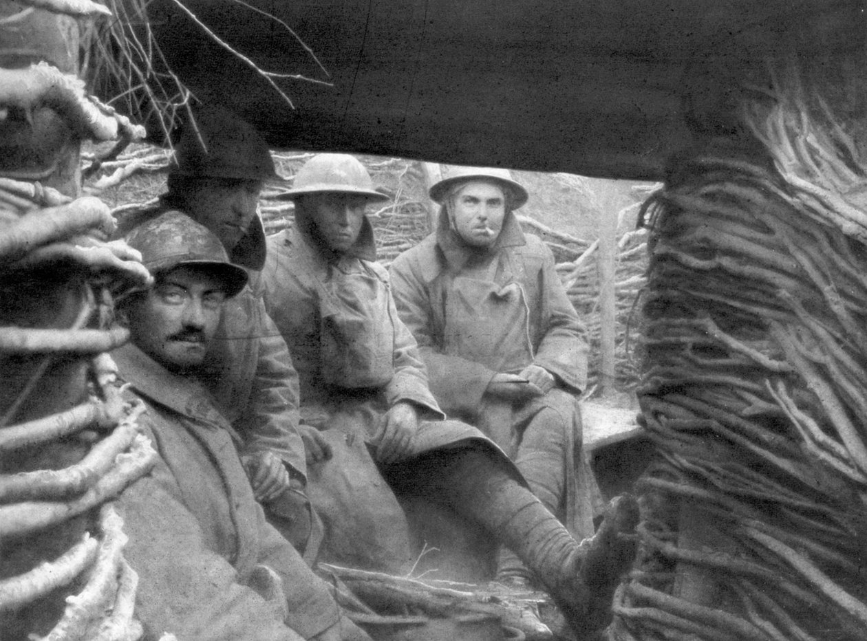 القوات الأمريكية والفرنسية في خندق في الجبهة ، 1917-1918 بواسطة غير معروف