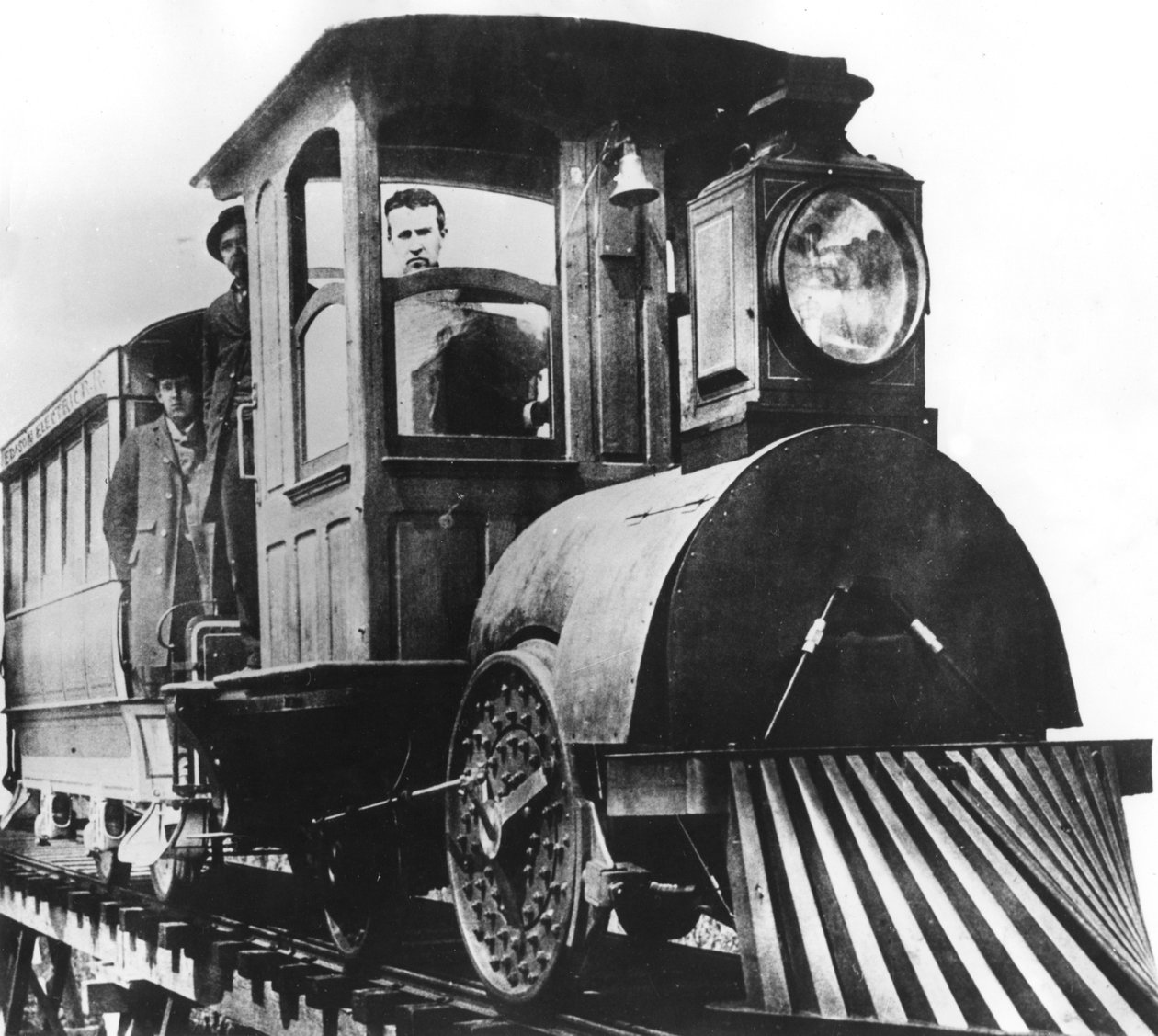 المخترع الأمريكي توماس ألفا إديسون على متن سكة حديد كهربائية ، 1892 بواسطة غير معروف