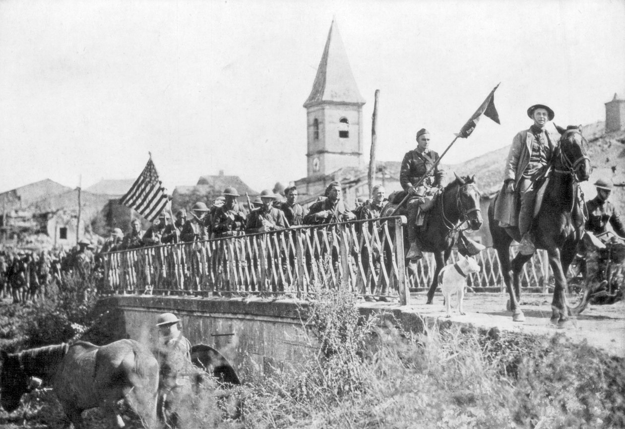 الجنود الأمريكيون يدخلون قرية نونسارد ، بالقرب من سانت ميشيل ، فرنسا ، 12-15 سبتمبر 1918 بواسطة غير معروف
