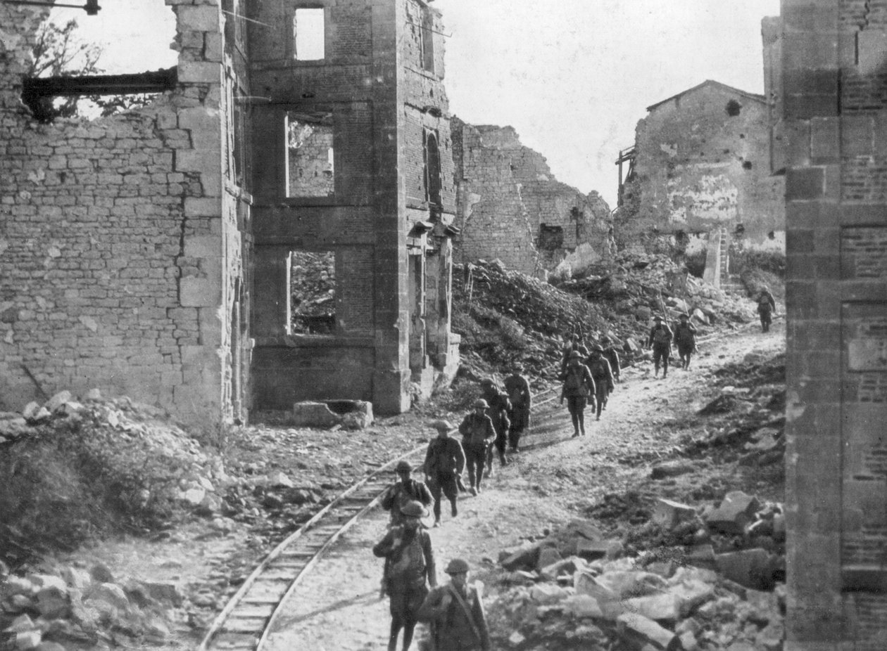 جنود أمريكيون يمرون عبر أنقاض فارين ، هجوم ميوز أرجون ، فرنسا ، 1918 بواسطة غير معروف
