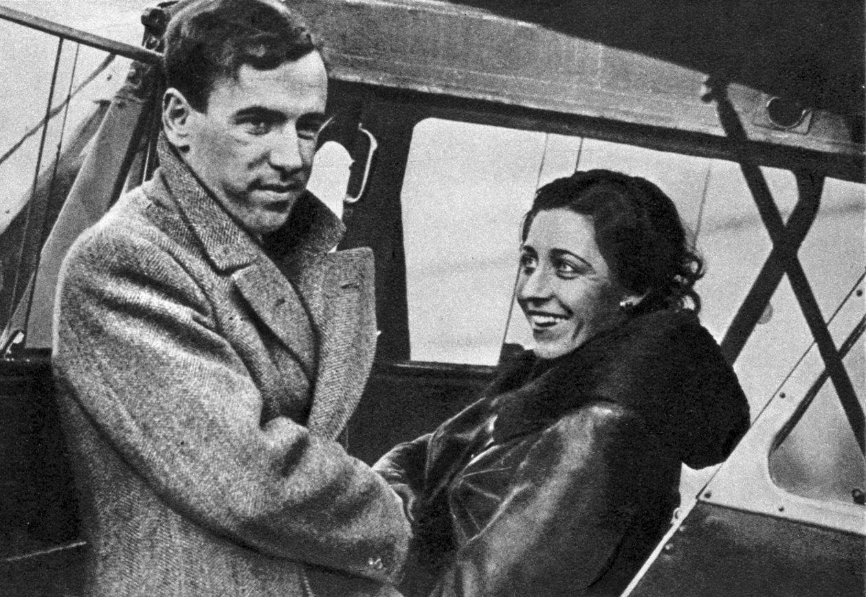 آمي جونسون ، طيار بريطاني ، على وشك الانطلاق إلى كيب تاون ، 1932. بواسطة غير معروف