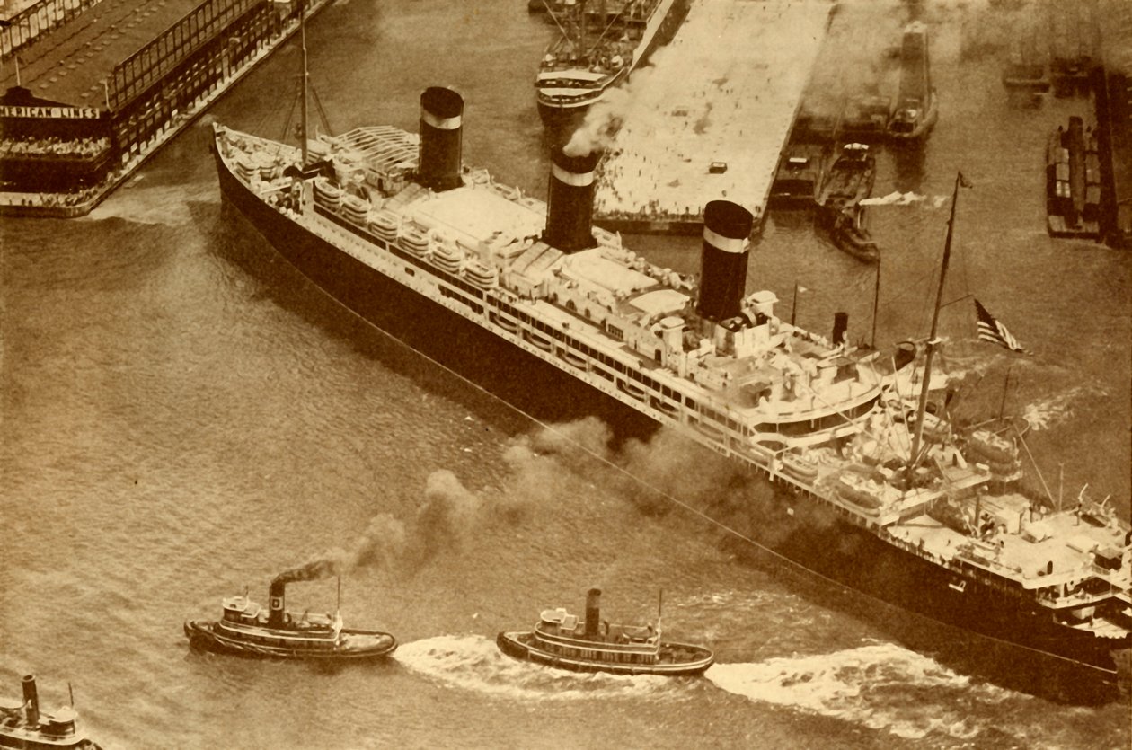 صورة جوية ل Leviathan يجري سحبها بواسطة القاطرات الصغيرة في رصيفها في نيويورك ، c1930 بواسطة غير معروف