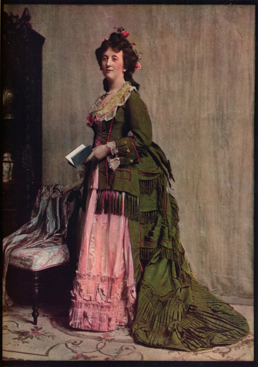 فستان بعد الظهر من الحرير الأخضر والوردي. نموذجي جدًا للأوضاع بين 1868 و 1878 ، c1913 بواسطة غير معروف