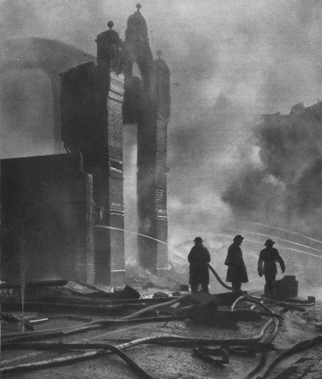 وحرارة المعركة. ، 1941 ، 1942 بواسطة غير معروف