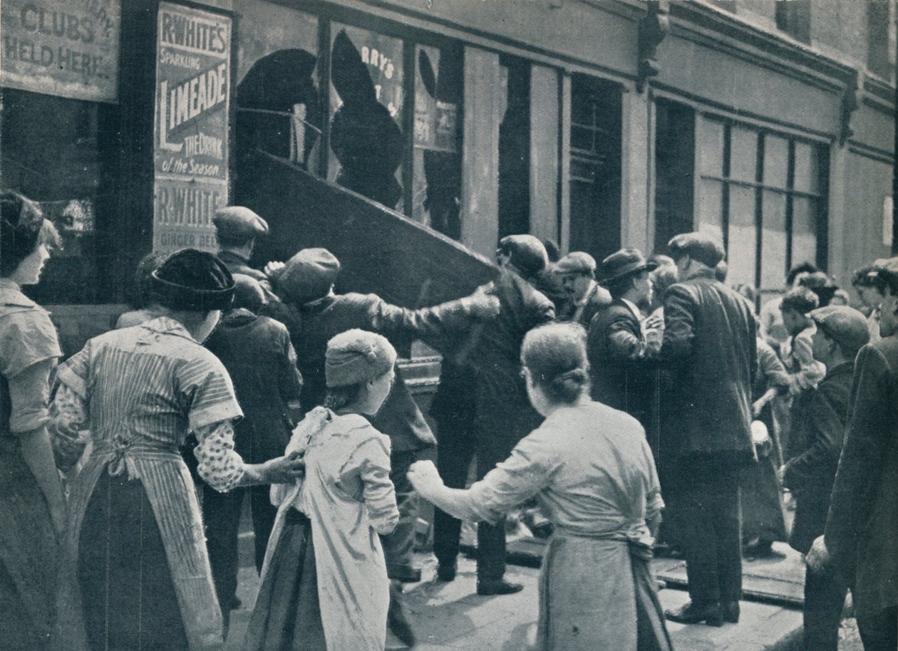 أعمال شغب مناهضة لألمانيا في لندن: حشد يتكسر في نوافذ متجر ألماني ، c1914 بواسطة غير معروف