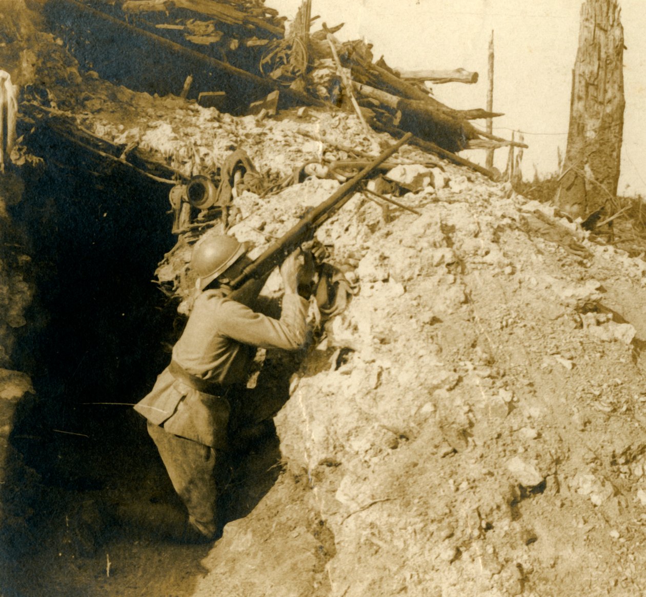 إطلاق مضاد للطائرات باستخدام مدفع رشاش ، c1914-c1918 بواسطة غير معروف