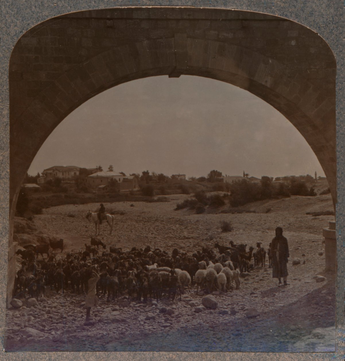 قناة تظهر أريحا من خلال القوس ، c1900 بواسطة غير معروف
