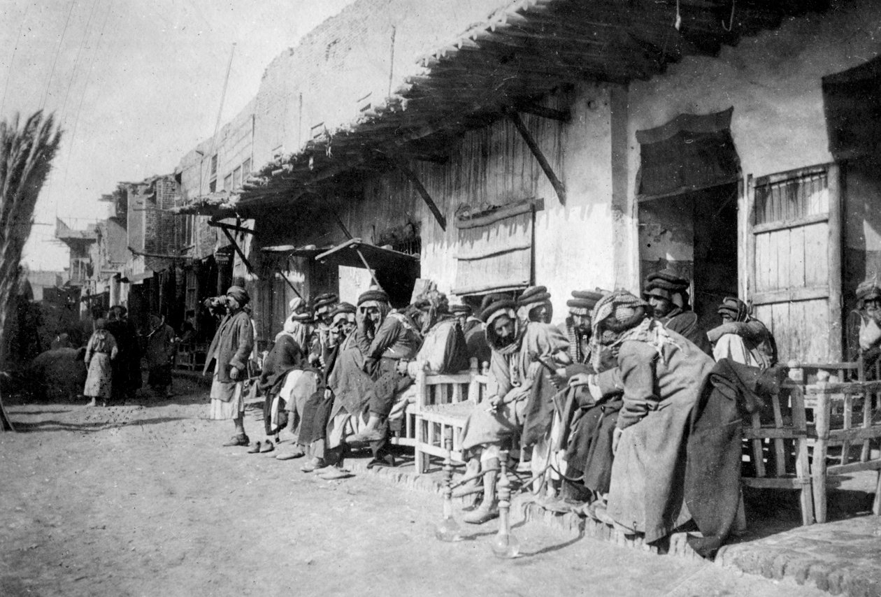 مقهى عربي ، الكاظمين ، العراق ، 1917-1919 بواسطة غير معروف