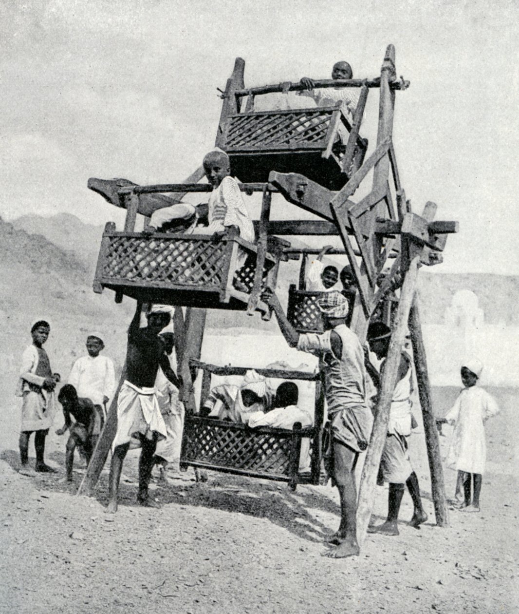 أطفال عرب يستمتعون بعجلة كبيرة ، 1922 بواسطة غير معروف