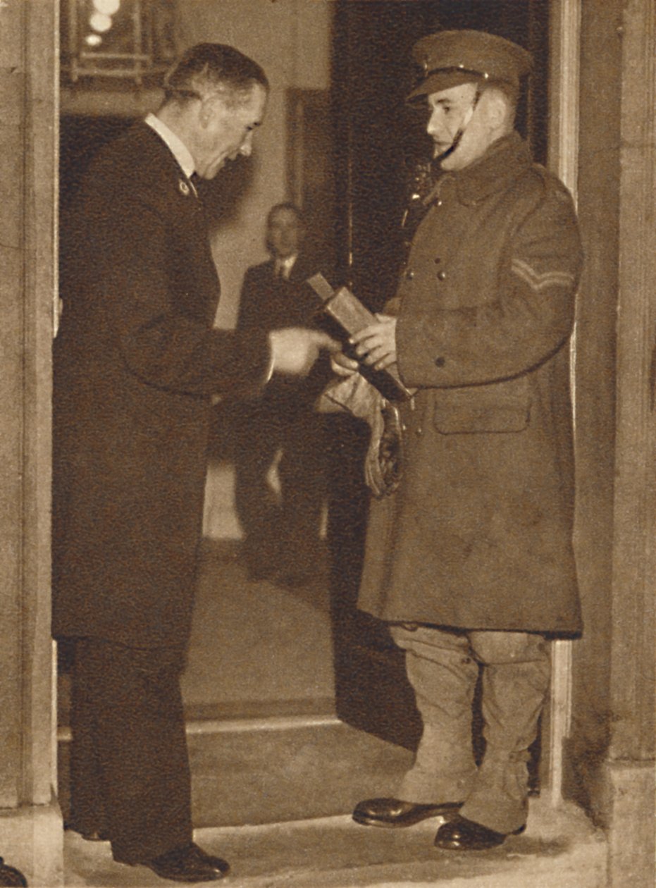 الجيش ديسباتش رايدر من القلعة في رقم 10 ، 1936 1937 بواسطة غير معروف