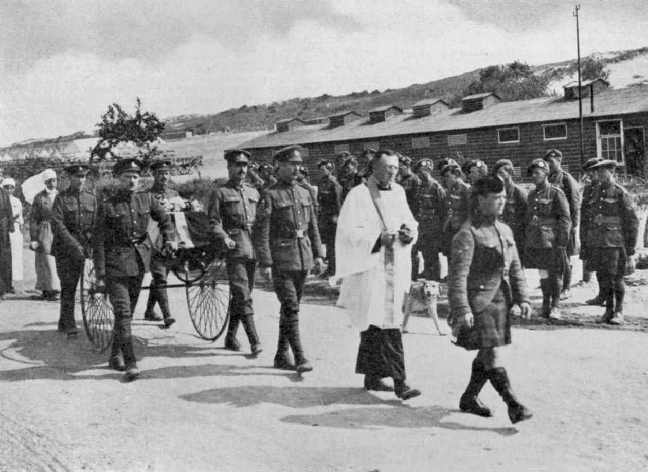 قسيس الجيش يدير جنازة ممرضة قتل في غارة جوية على قاعدة بريطانية بالقرب من Etables ، 1918 بواسطة غير معروف