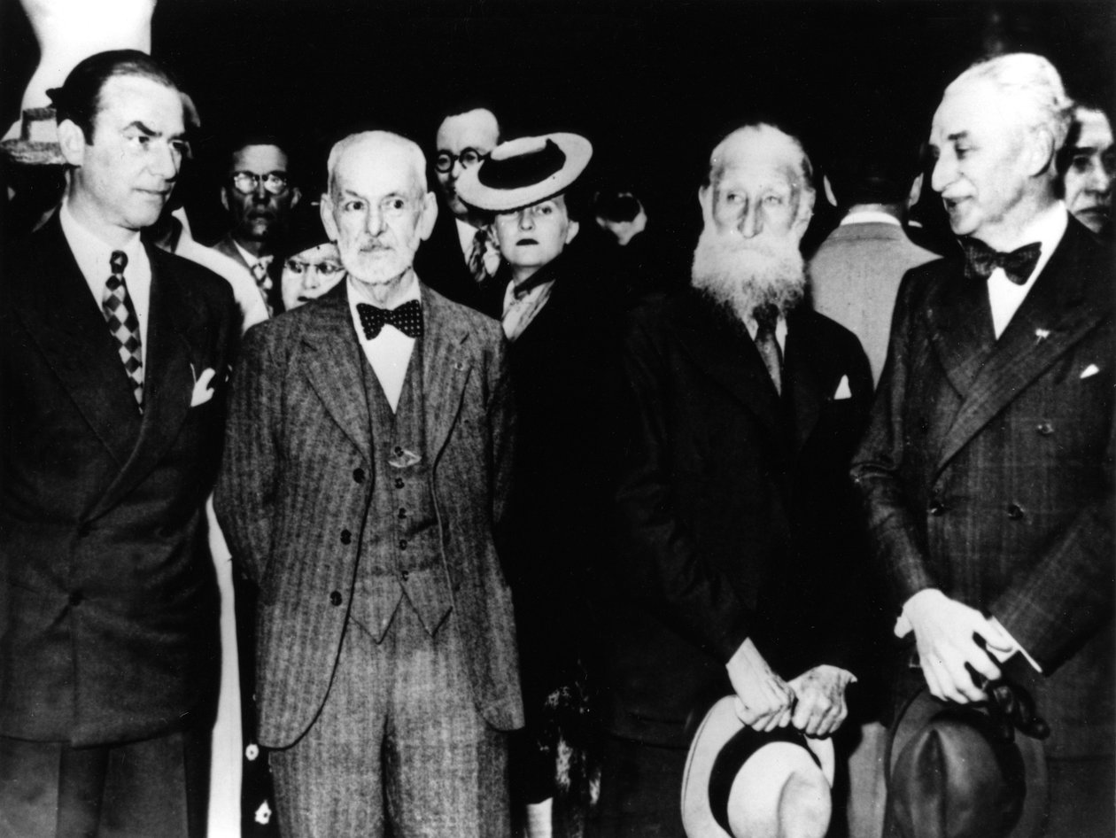 أرنو بريكر ، النحات الألماني ، في زيارة إلى باريس ، مايو 1942 بواسطة غير معروف