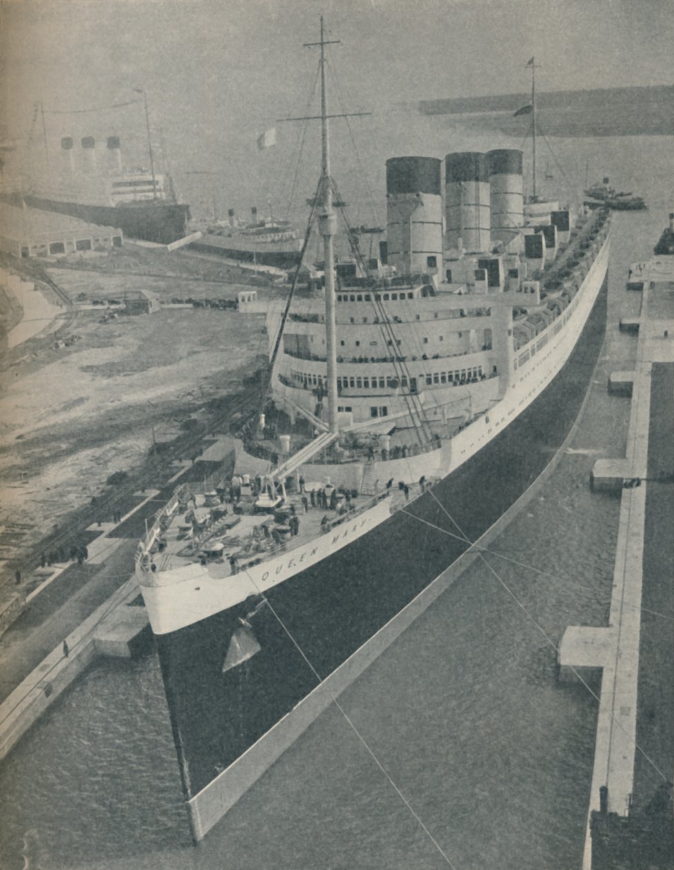 وصول RMS Cunard White Star liner Queen Mary إلى King George V Graving Dock ، 1936 بواسطة غير معروف