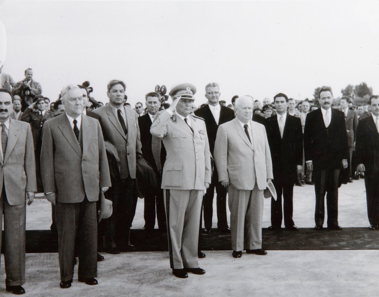 وصول الوفد السوفيتي إلى بلغراد ، يوغوسلافيا ، 26 مايو 1955. بواسطة غير معروف
