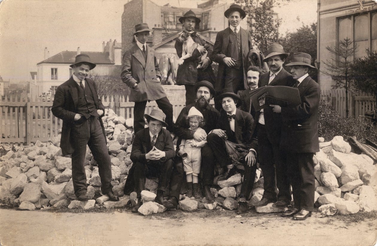 فنانون أمام La Ruche ، مونبارناس ، 1914. بواسطة غير معروف