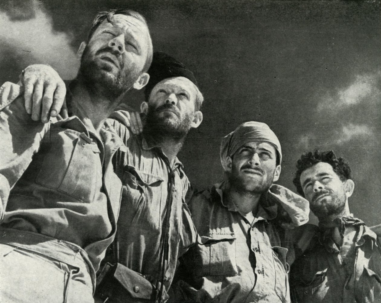 عندما دفع الألمان إلى العلمين ، سار هؤلاء الرجال الأربعة في الخطوط البريطانية ، c1942-1943 ، 1945 بواسطة غير معروف
