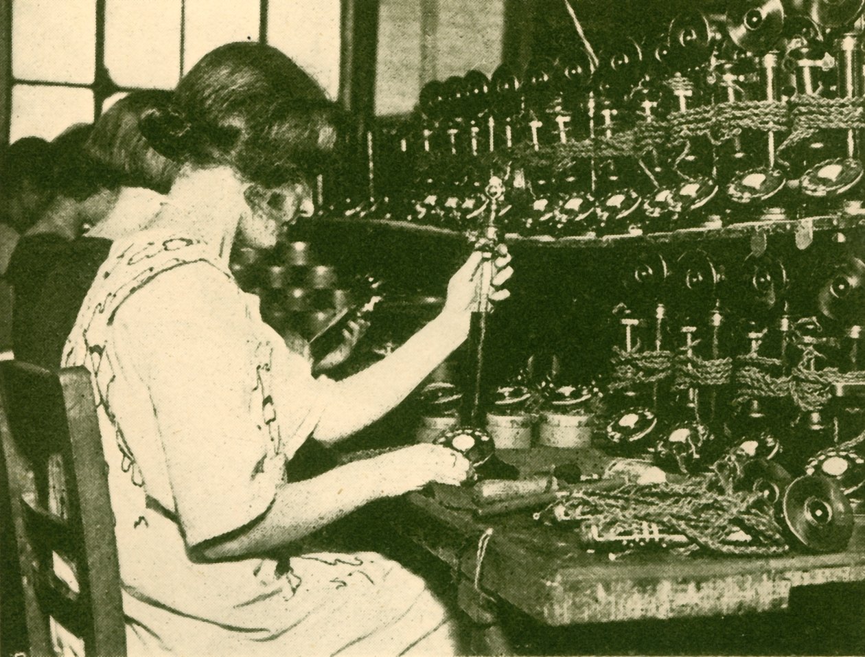 تجميع الهواتف الأوتوماتيكية الجديدة الجاهزة للتوزيع للمشتركين ، c1930. بواسطة غير معروف