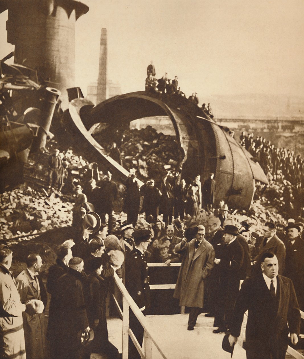 في Derelict Steel-Works ، جنوب ويلز ، 1936 1937 بواسطة غير معروف