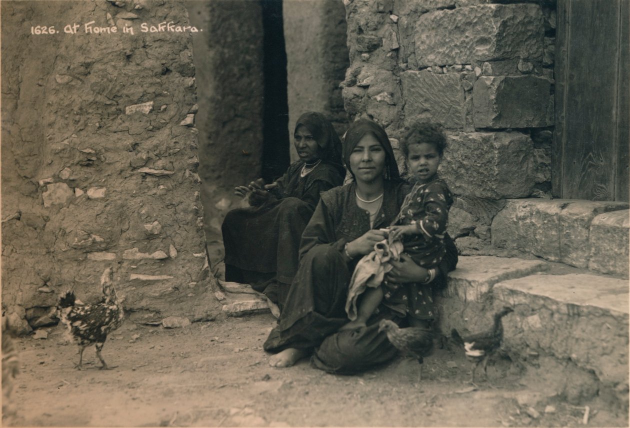 في المنزل في سقارة ، مصر ، 1936 بواسطة غير معروف