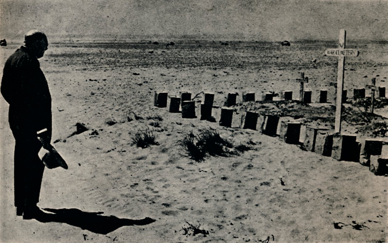 في مقبرة ساحة المعركة في مصر ، 1942 ، 1945. بواسطة غير معروف