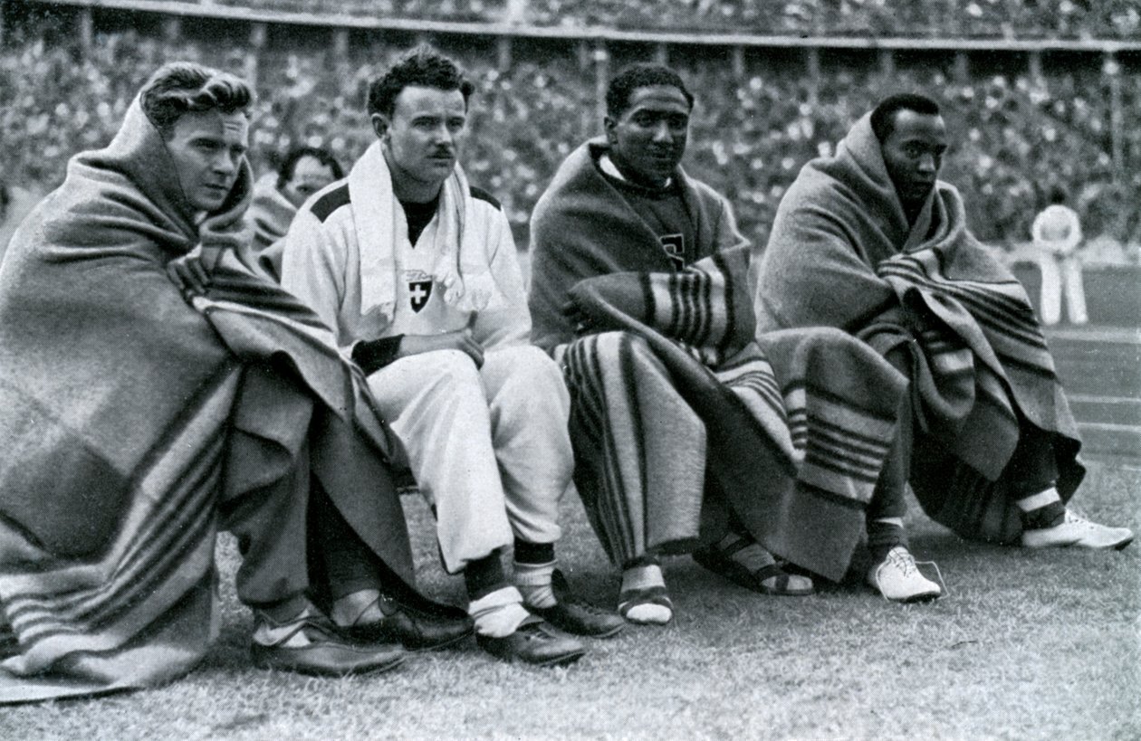 الرياضيون فرانك وايكوف ، بول هاني ، رالف ميتكالف وجيسي أوينز ، أولمبياد برلين ، 1936 بواسطة غير معروف