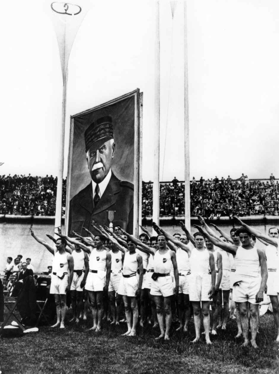 رياضيون يحيون التحية الفاشية ، بارك دي برينس ، باريس ، 1941 بواسطة غير معروف