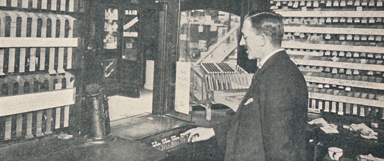 آلات التذاكر والتغيير الأوتوماتيكية في وستمنستر ، 1926 بواسطة غير معروف