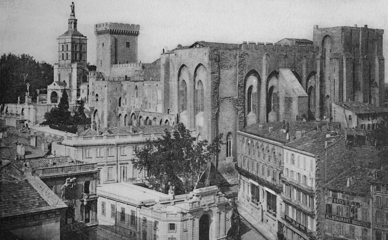 أفينيون - منظر قصر البابوات لبرج الساعة ، c1925 بواسطة غير معروف