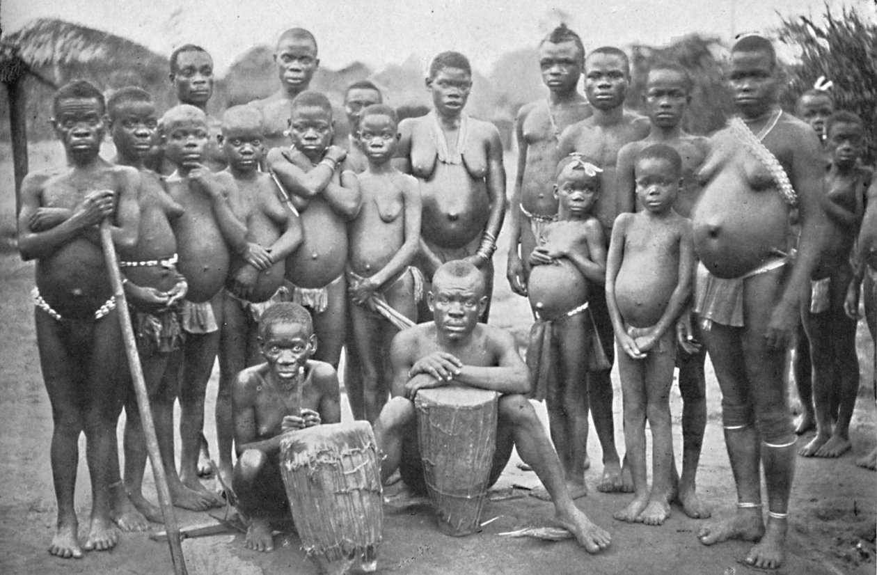 مجموعة Bambute Pygmy مع امرأتين من واليز ، 1902 بواسطة غير معروف