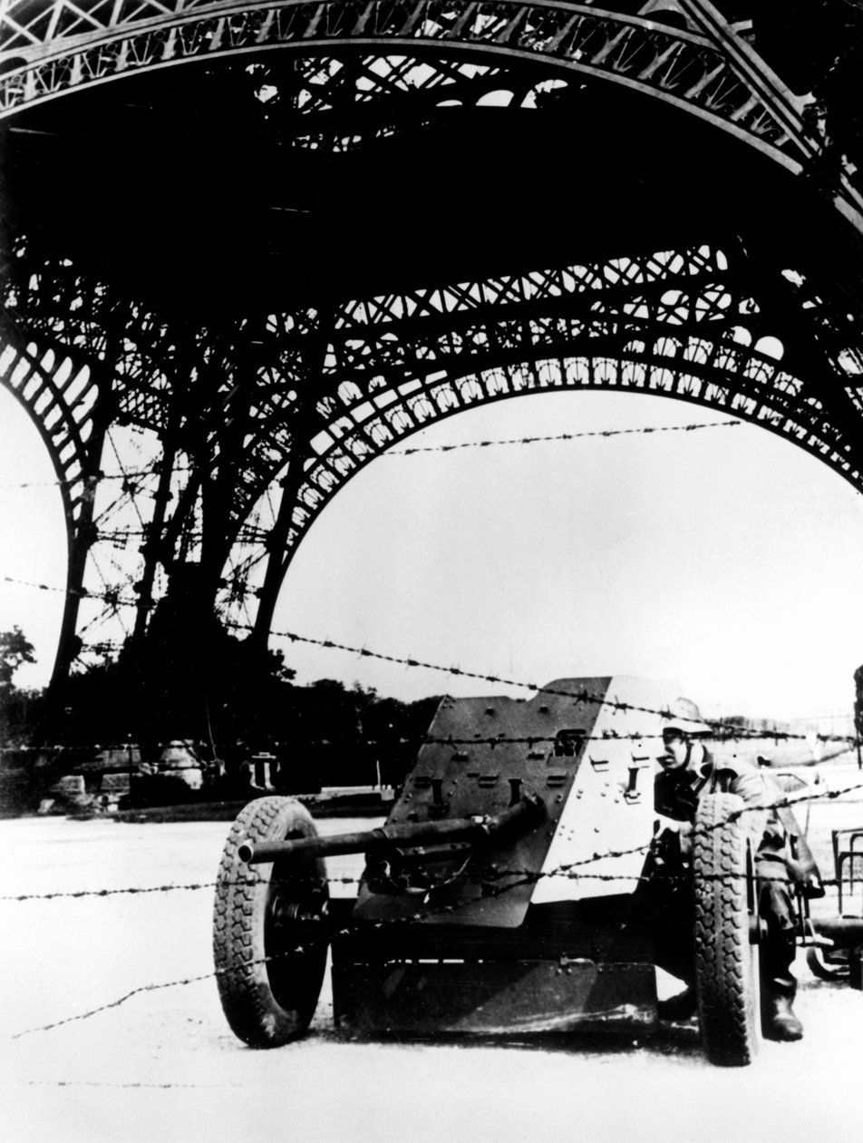 سلك شائك ومدفع مضاد للدبابات تحت برج إيفل ، باريس المحتلة من ألمانيا ، 1940-1944 بواسطة غير معروف