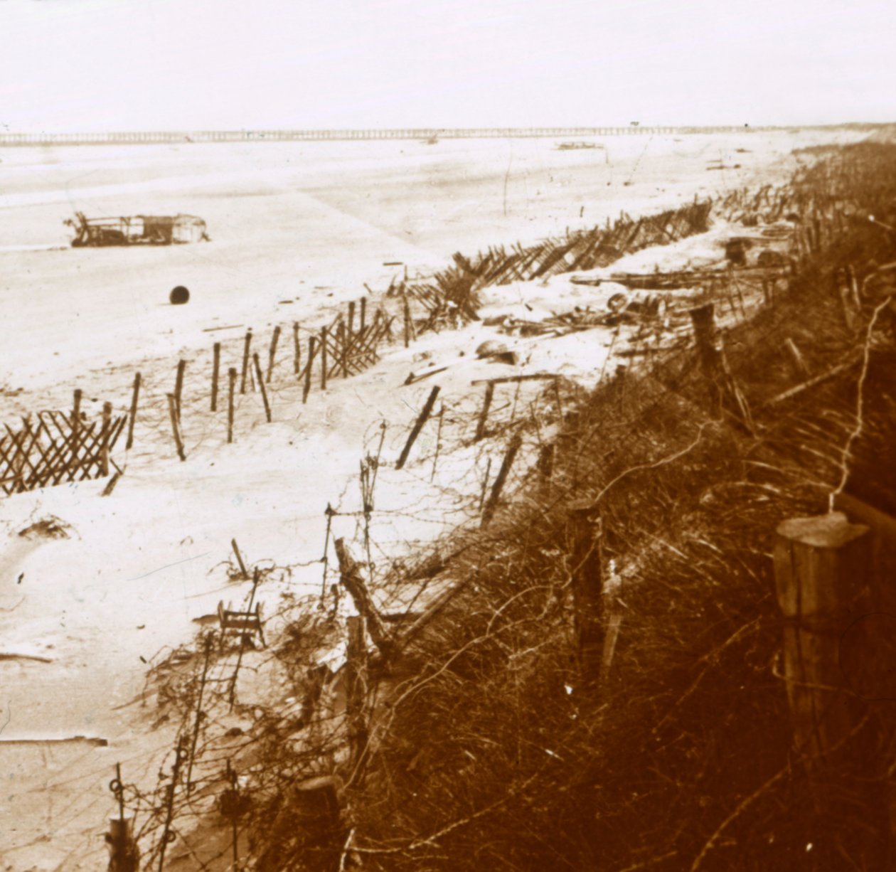 حواجز الأسلاك الشائكة على الشاطئ ، Nieuwpoort-Bad ، فلاندرز ، بلجيكا ، c1914-c1918 بواسطة غير معروف
