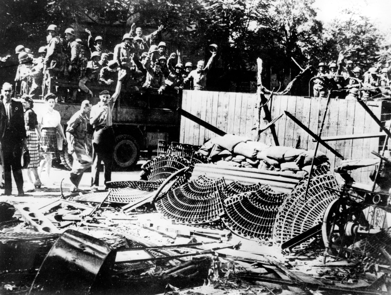 نصبت الحواجز بالقرب من ساحة الكونكورد ، باريس ، أغسطس 1944 بواسطة غير معروف